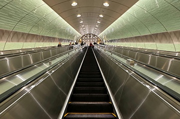 Upwards escalator